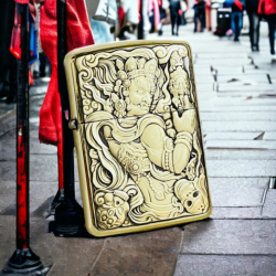 BẬT LỬA ZIPPO BẢN ĐỒNG TRƠN KHẮC HÌNH 3D BẤT ĐỘNG MINH VƯƠNG SIÊU SẮC NÉT - Mã SP: ZPKD026