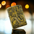 BẬT LỬA ZIPPO BẢN ĐỒNG TRƠN KHẮC HÌNH 3D CÔ GÁI RẮN SIÊU NÉT